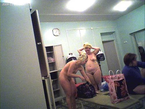  [RUS] Запись в женской раздевалке бассейна. (скрытая камера) (2009) CamRip