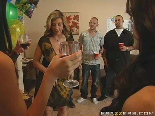  На вечеринке поимели  Мамочку (2009) DVDRip