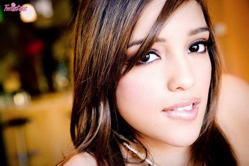  Молоденькая латиночка с чарующим взглядом / [NaughtyAmerica.com] Melanie Rios (2010) SATRip