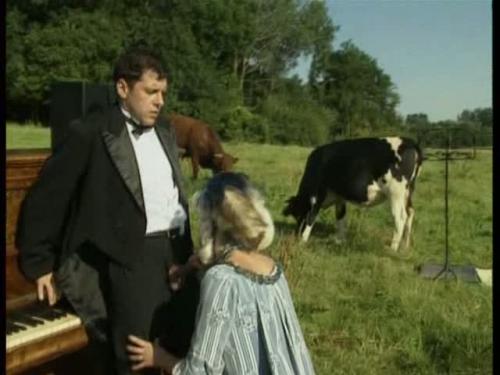 Дирижёр впердолил музыканточке прямо на пианине