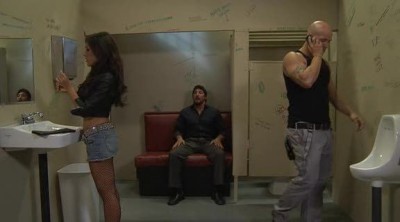 Красивая девочка трахается в мужском туалете