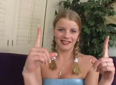 Ненасытная сучка требует 40 см член в попку