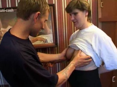 Мама преподаёт сыну уроки анатомии