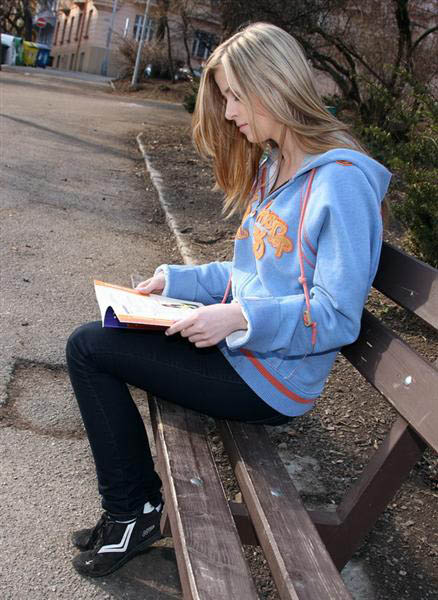 Запикапил в парке красивую студентку