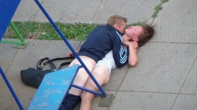 Пьяный мужик трахает в жопу пьяную шалаву на детской площадке