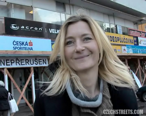 Взрослая женщина дала в подъезде