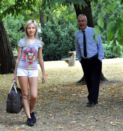 Хрупкая крошка в коротких шортах