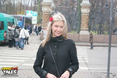 Трое парней жестоко трахают красивую одноклассницу