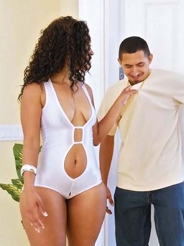 Заплатила за друга очень огромным задом