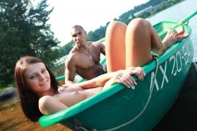 Трое парней взяли в поход обалденную русскую крошку