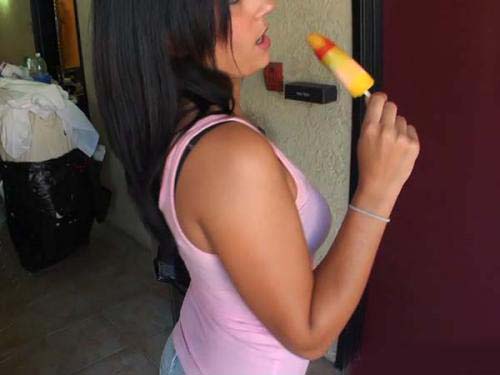 Незнакомка невероятно шустро сосет за деньги