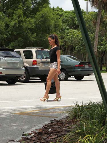 Короткие шортики не могут скрыть большую попу